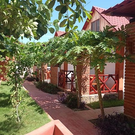 Bungalows Y Cabanas, Las Barracas De La Barra Malucano Exterior photo