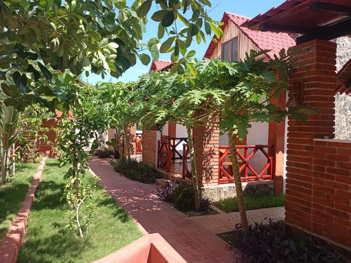 Bungalows Y Cabanas, Las Barracas De La Barra Malucano Exterior photo